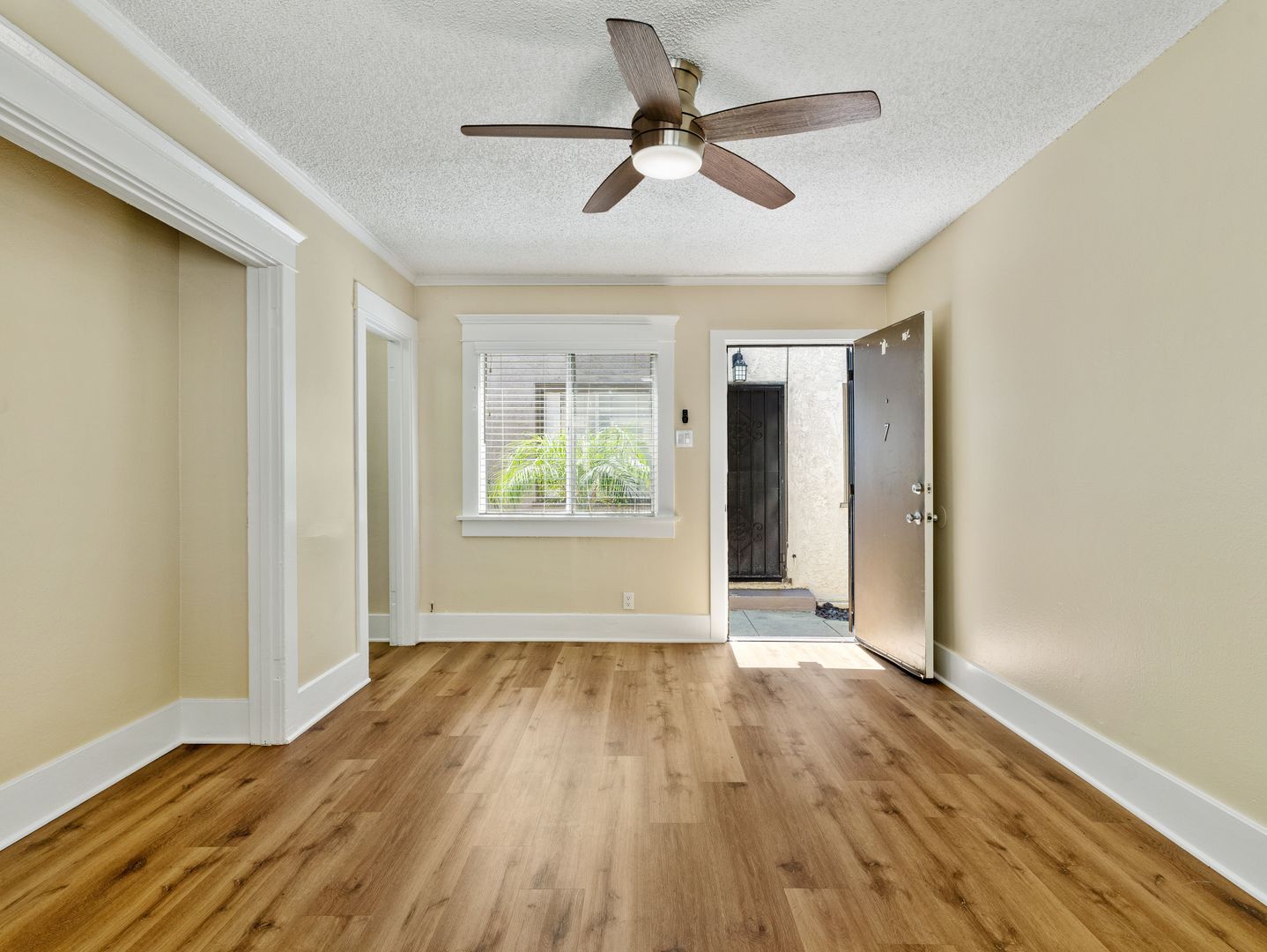 Building Photo - 1460 Gaviota Ave