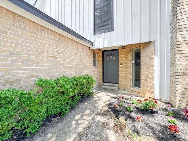 Building Photo - 10610 Mills Prairie St