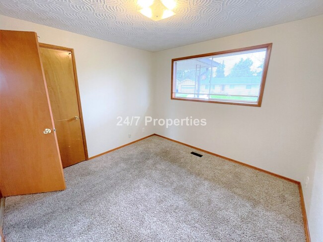 Building Photo - Gladstone Single-Level Home - 3BD I 1.5BA