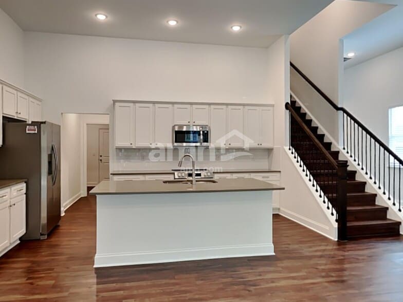 Building Photo - 120 Punderson Dr