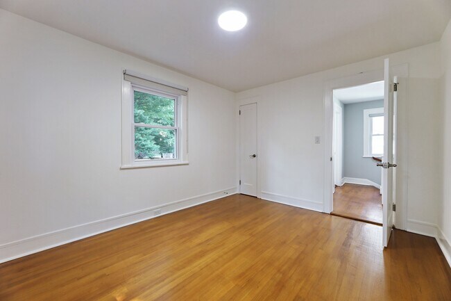 Building Photo - 1272 E Laurelton Pkwy