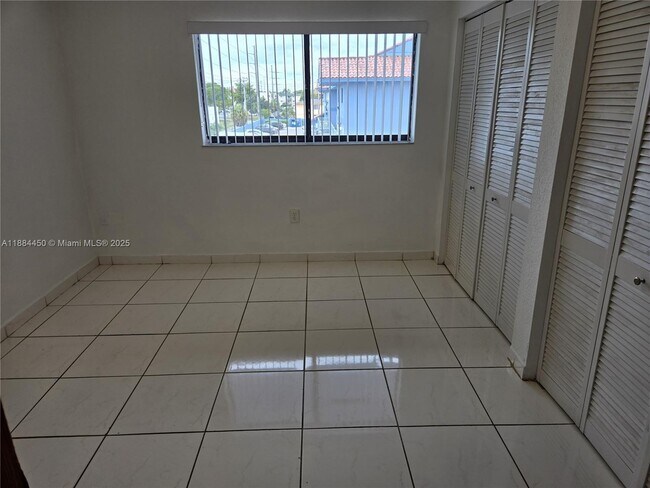 Building Photo - 210 W 68th St