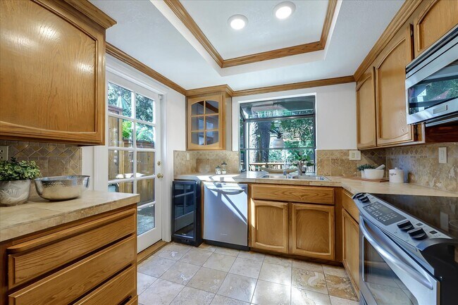 Building Photo - 1150 Pine St