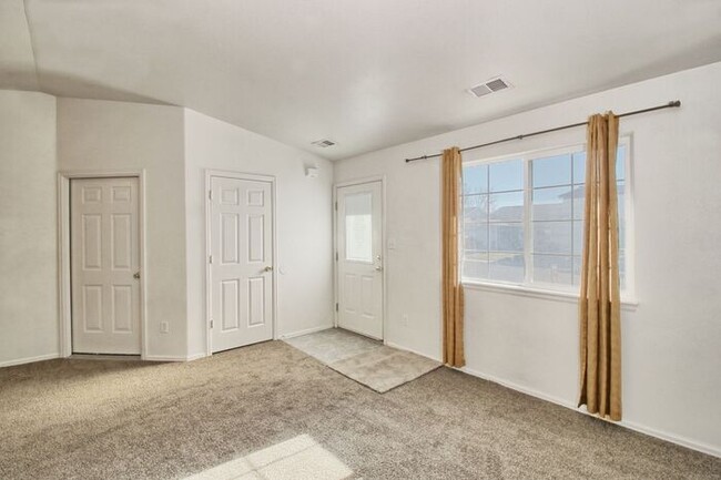 Building Photo - Charming 3 Bed, 2 Bath Townhome in Orchard...