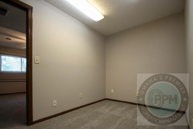 Building Photo - Discover a spacious 3Bd/2.5Ba home