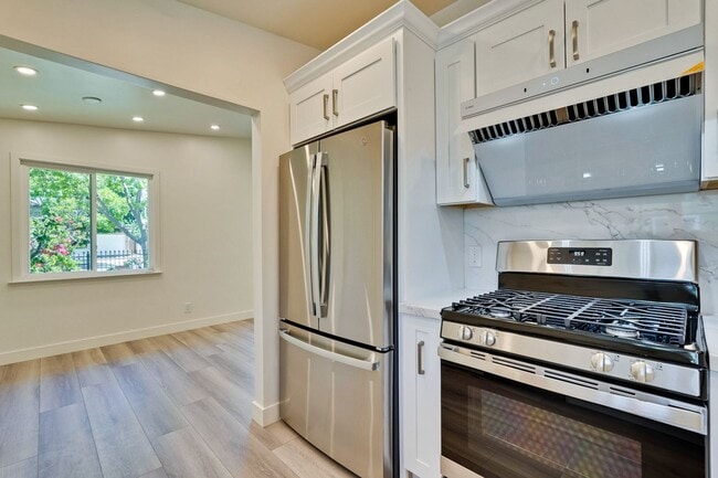 Building Photo - Charming updated 3 bedroom, 1 bathroom hom...