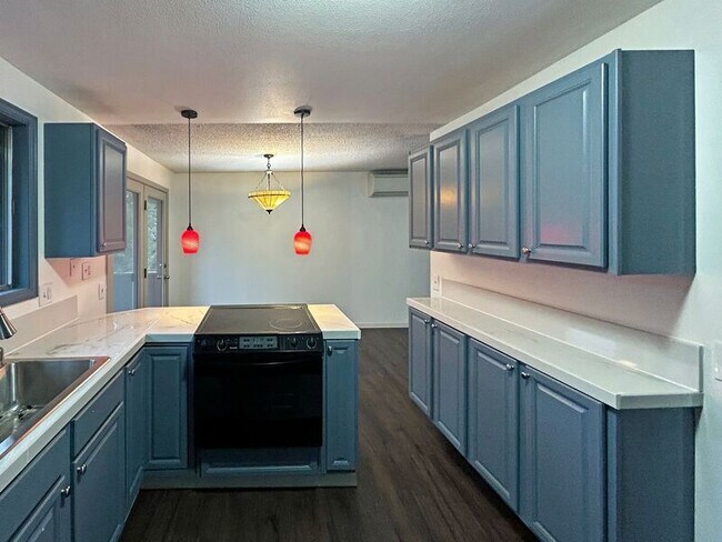 Building Photo - 505 Empress Ave