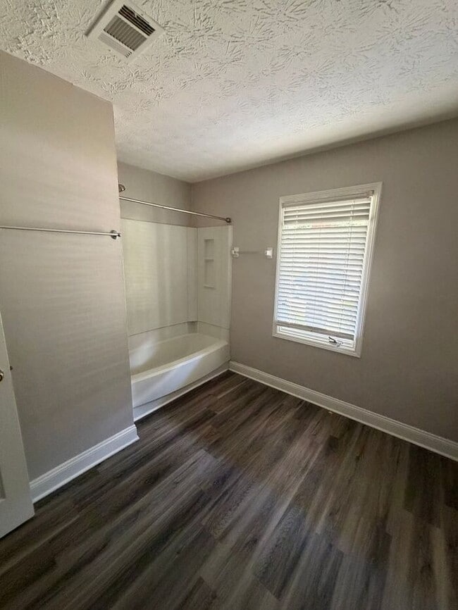 Building Photo - Cozy 3 bedroom 2 bath ranch duplex!