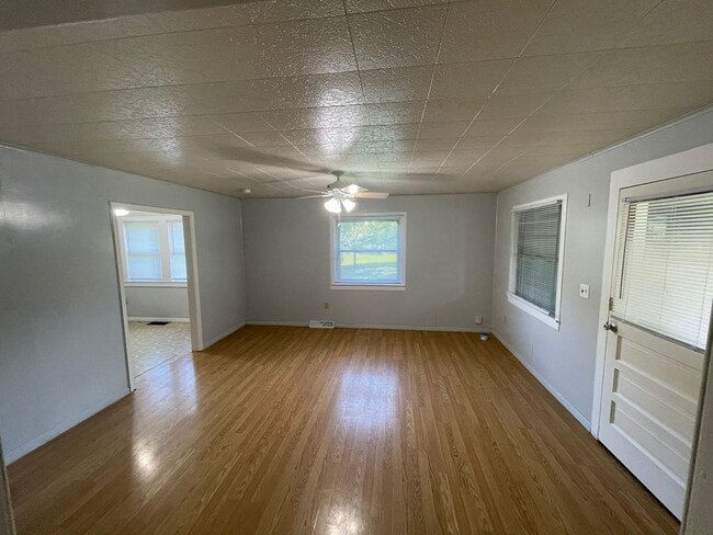 Building Photo - Older 2 bedroom house with a large yard