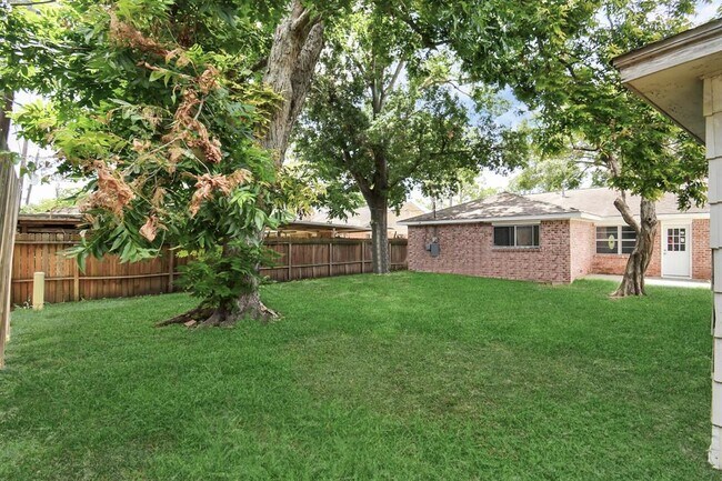 Building Photo - 9126 Troulon Dr