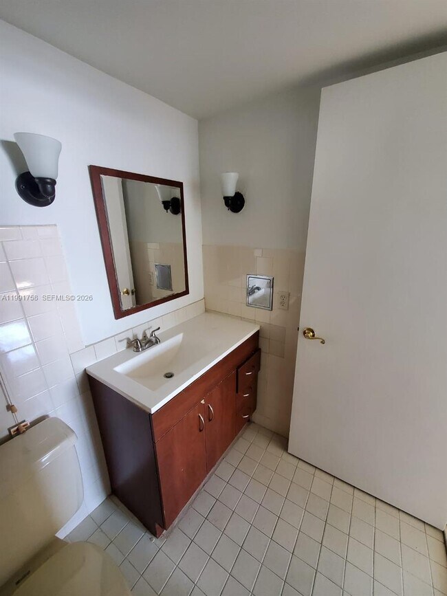 Building Photo - 555 NE 30th St