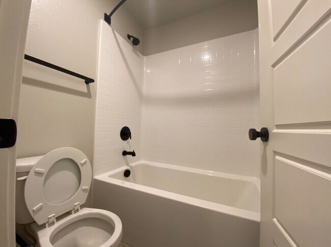 Building Photo - AMAZING GATED 3 BED 2.5 BATH 2 CAR GARAGE !