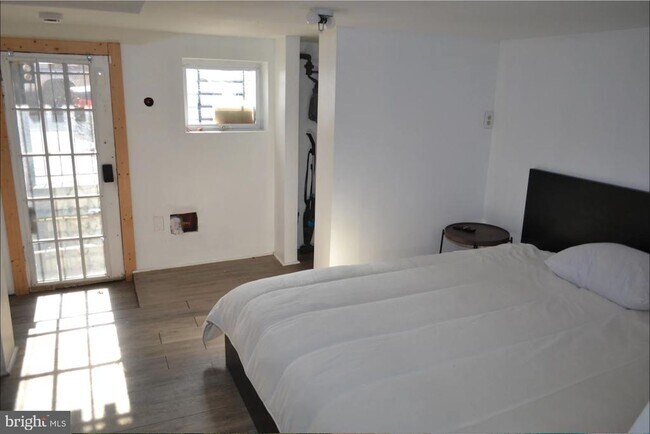 Building Photo - 1226 W Cross St