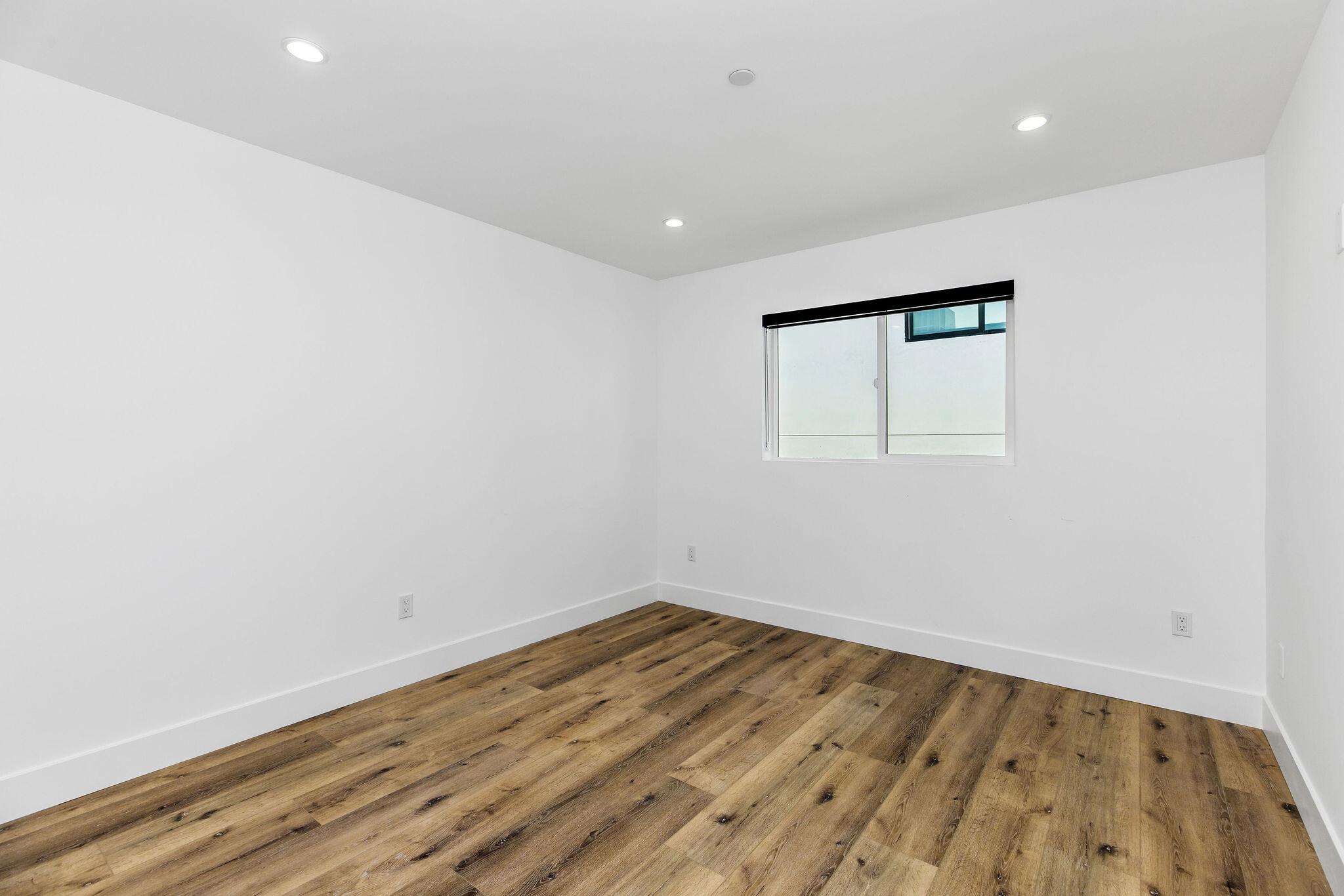 Building Photo - 571 N Mariposa Ave