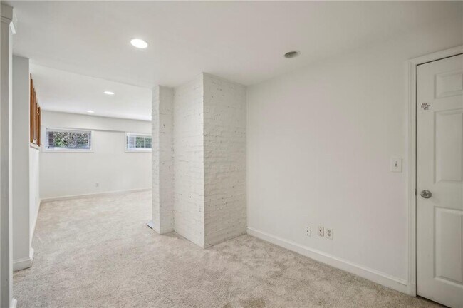 Building Photo - 3533 Kingsboro Rd NE