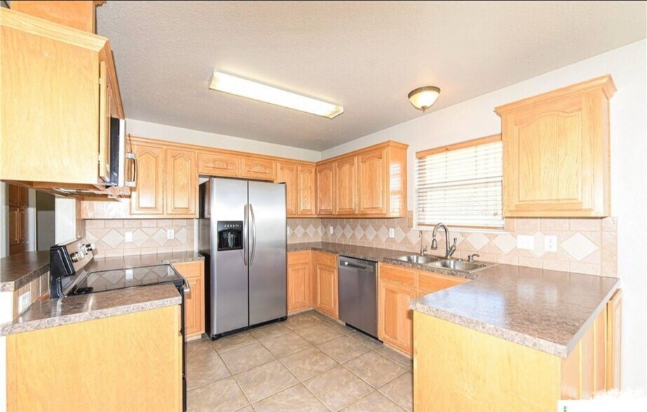 Building Photo - 2501 Lindsey Dr