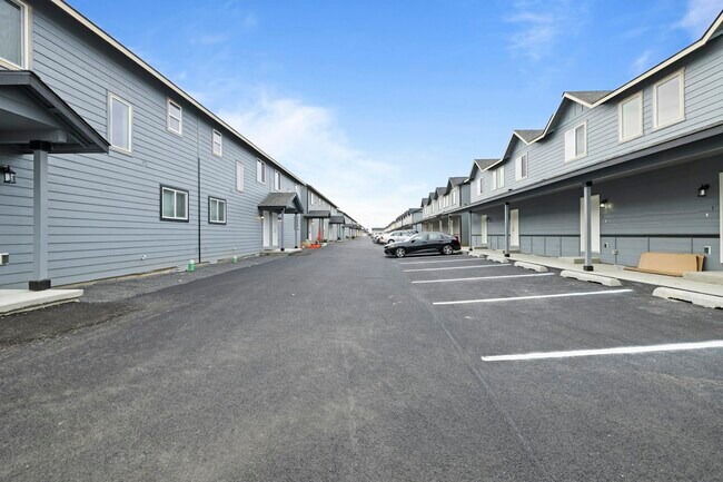 Building Photo - 2617 W Marina Dr