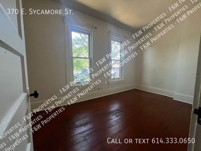 Building Photo - 370 E Sycamore St