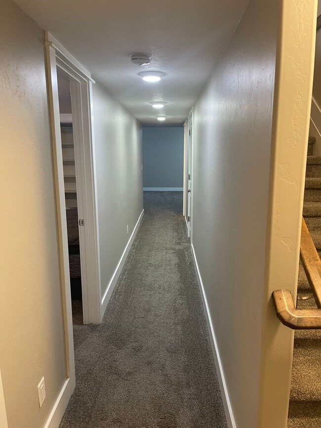Building Photo - Beautiful Townhome
