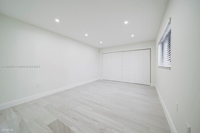 Building Photo - 3 br, 2.5 bath House - 4704 SW 67th Ave