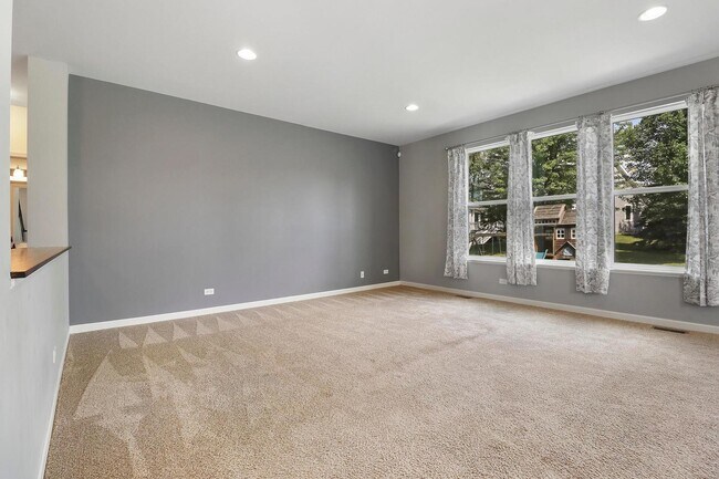 Building Photo - 643 Seneca St