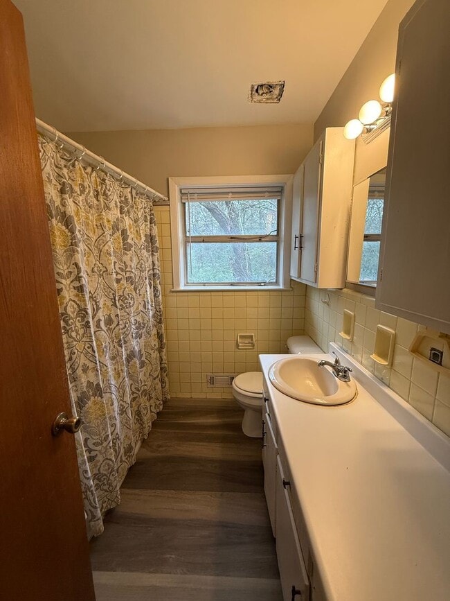 Building Photo - Great 3 bed 2 bath