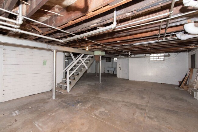Building Photo - Beautifully updated Tudor style duplex. Upper unit. Large rooms. 2 balconies, private entry. Fenc...