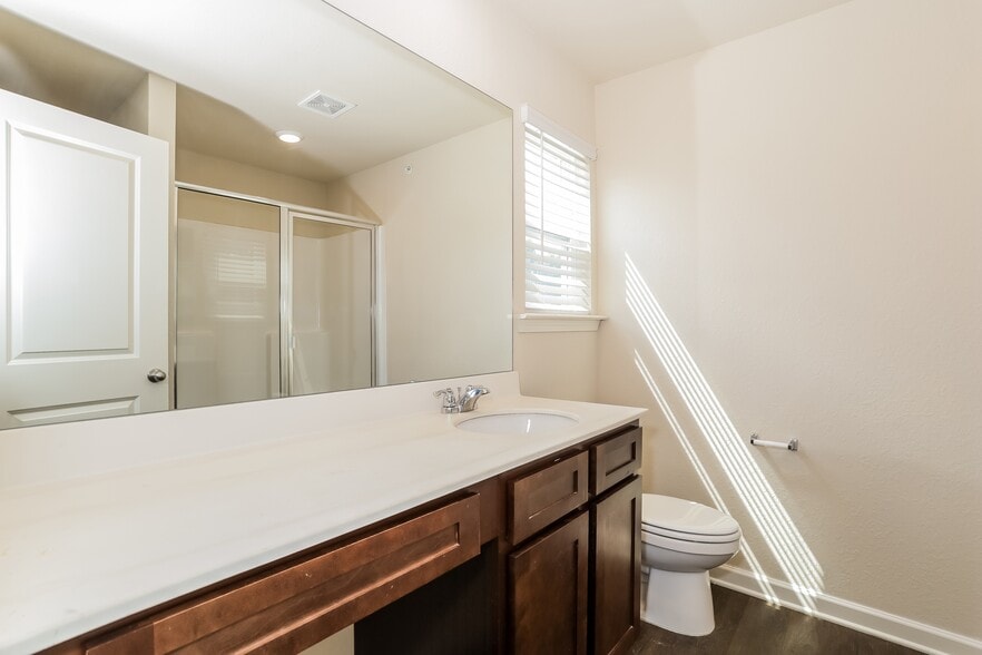 Building Photo - 402 Highwood Ln