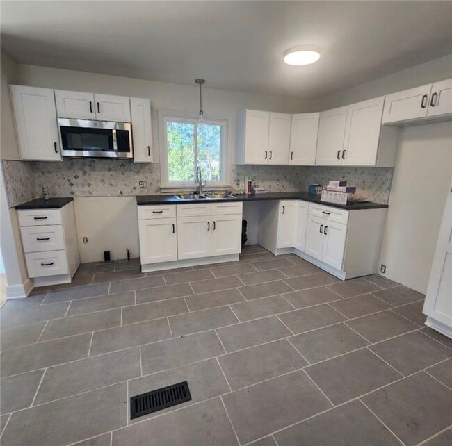 Building Photo - 240 Maywood Dr