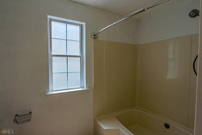 Building Photo - 619 W Manor