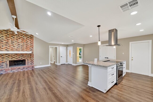 Building Photo - 2103 Woodway Dr