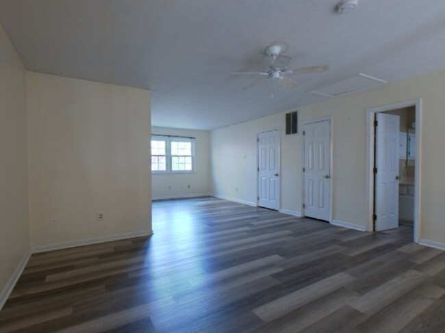 Building Photo - Beautiful 2 Bedroom 2 Bathroom Townhome Lo...