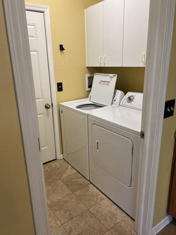 Building Photo - 5825 Crescent Ridge Dr