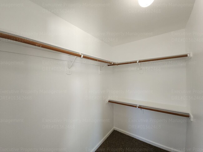Building Photo - 5 bedrooms/ 2 baths Location Olive Dr/ Old Farm Rd