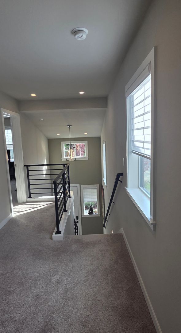 Building Photo - Luxury 3  Bedroom 2.5 Bath Townhome Located in Kirkland