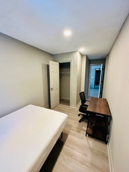 Building Photo - 800 N Broadway