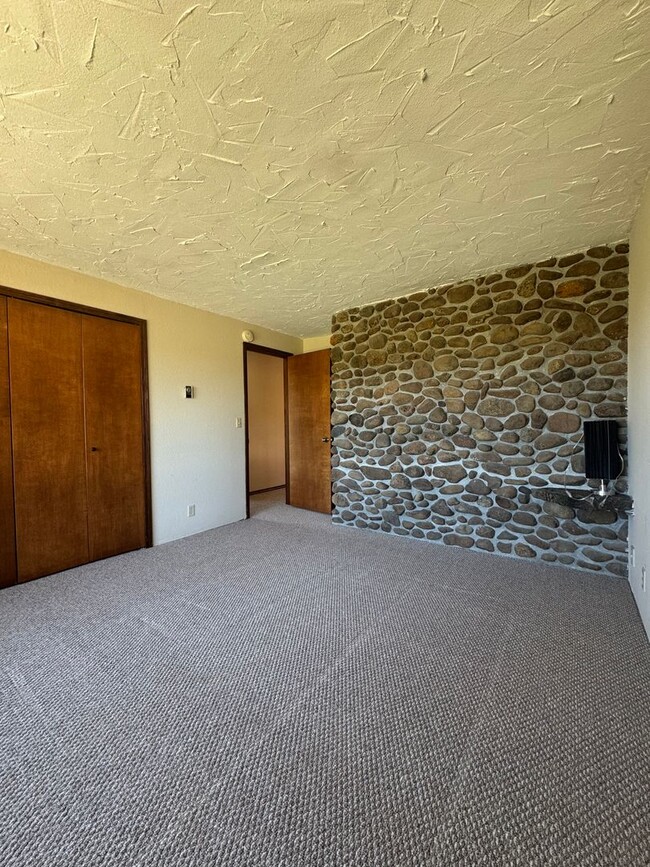 Building Photo - Idyllic 3bd, 2ba Retreat with Loft on 2+ A...