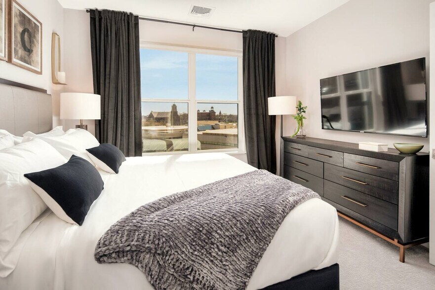 Building Photo - 240 Congress Ave