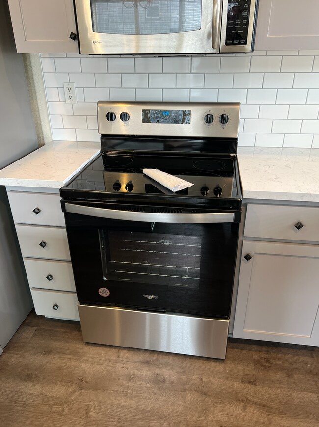 Building Photo - 635 NE Garswood Ln