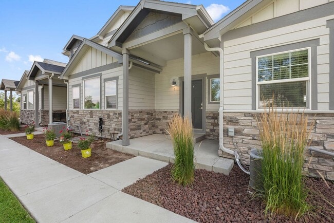 Building Photo - 290 E Chestnut St