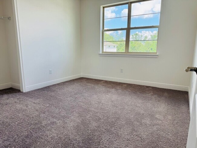 Building Photo - Home For Rent In Saint Cloud with 5 Bedroom/3 Baths