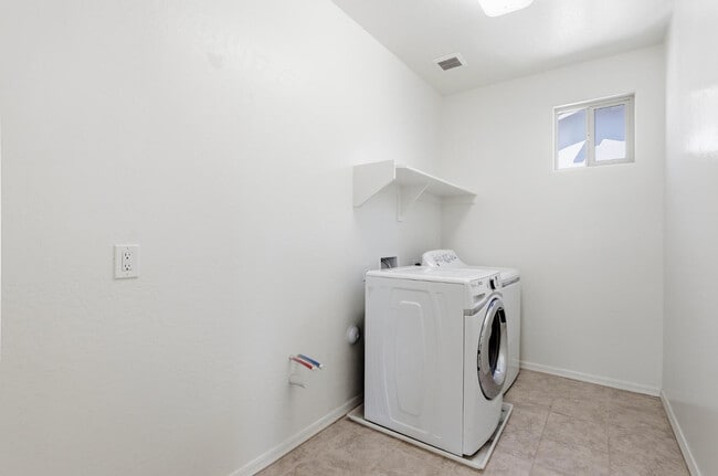 Building Photo - 2263 S Henry Ln