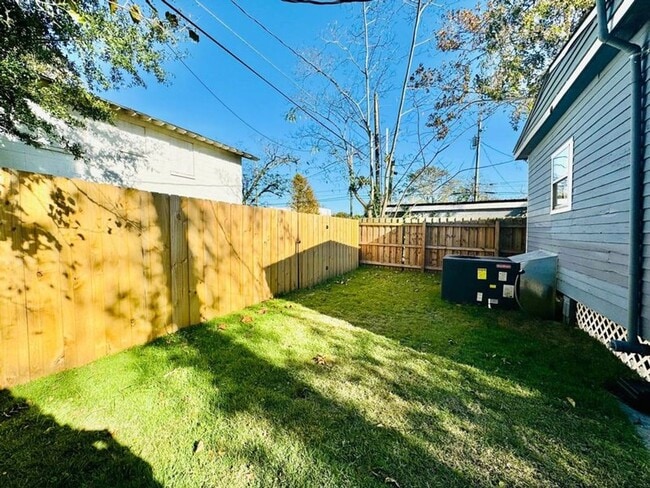 Building Photo - 4 Bedroom 2 Bath Bungalow, in Forsyth Park- Available Jan 3rd!!!