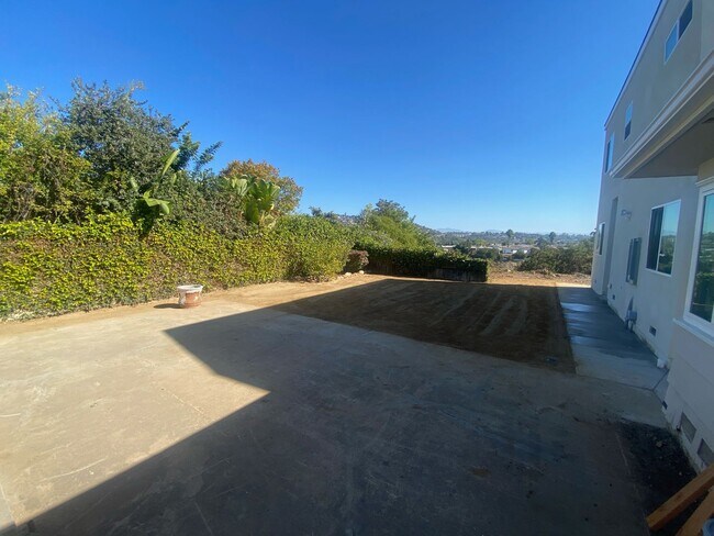 Building Photo - Recently Renovated! 4BD/2BA