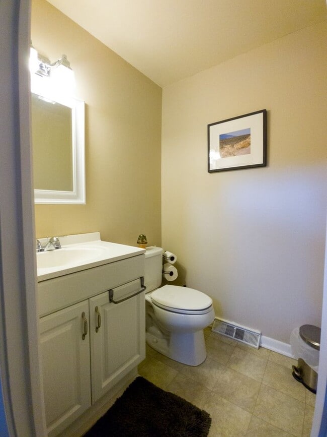 Building Photo - Newly updated 2 Bedroom Townhouse in quite neighborhood