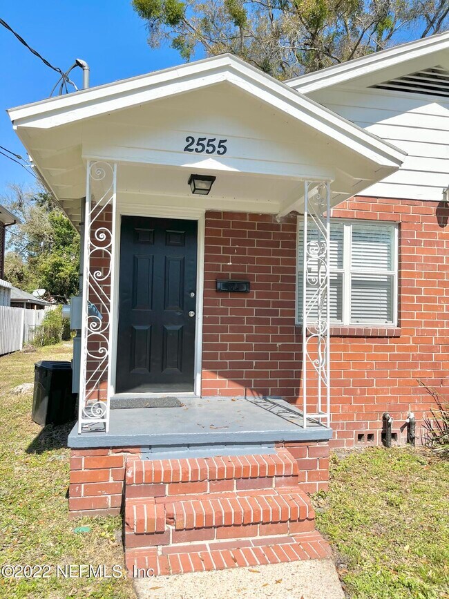 Building Photo - 2555 Myra St
