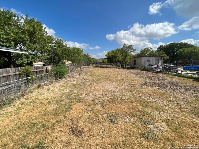 Building Photo - 915 Sams Dr