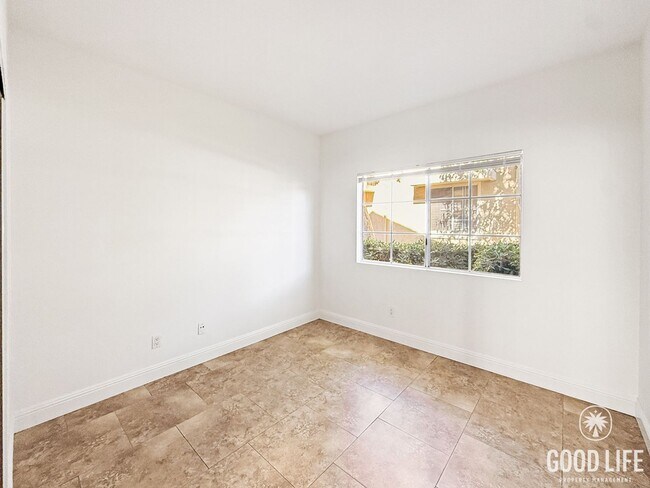 Building Photo - Spacious 3BR/2BA Condo with Balcony in Lem...