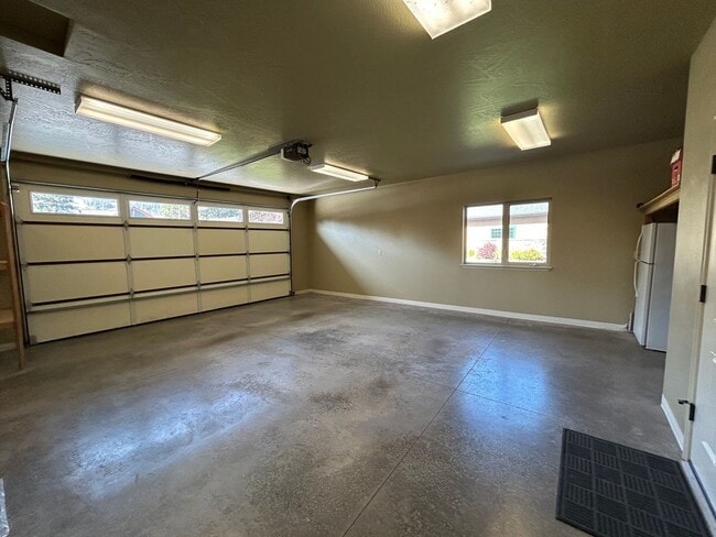 Building Photo - Gorgeous 4 Bedroom in Desirable East Missoula!