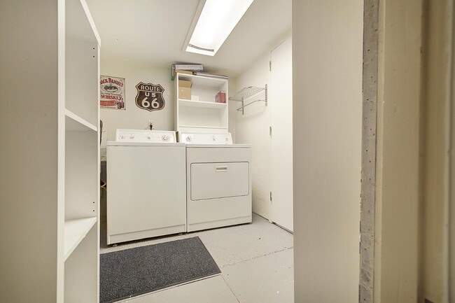 Building Photo - 1038 Lakeview Blvd E